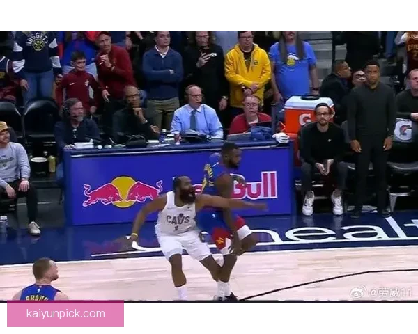 塞克斯顿哈登上演恶意犯规施罗德撞理查兹裆部引争议