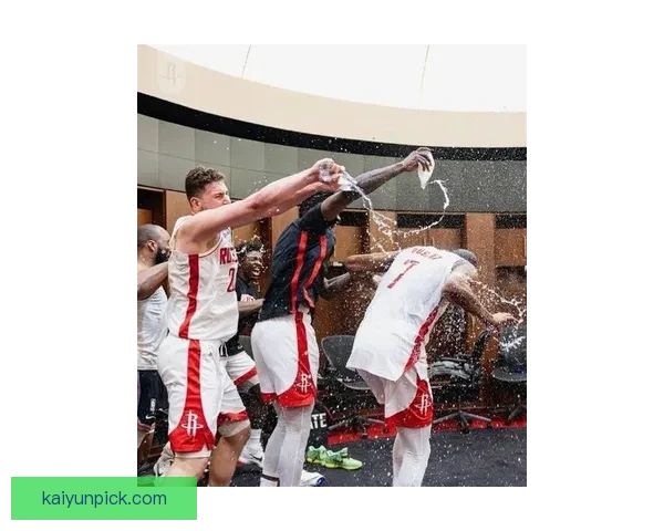 火箭众将庆祝胜利朝杜兰特泼水 乌度卡将比赛用球赠送阿杜