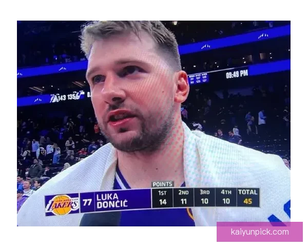 东契奇偷听魔术战术海斯也上前凑热闹 八村垒调侃发问引爆全场气氛